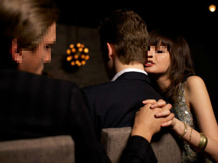 Lỡ có con với bạn thân của chồng phải làm sao?