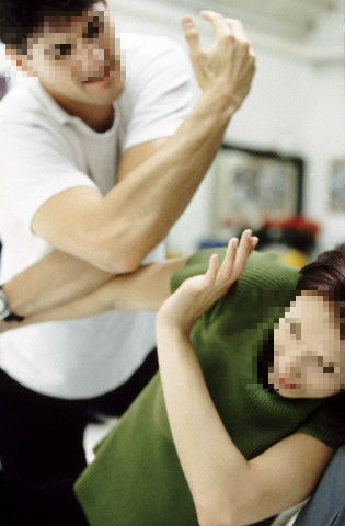 Vợ đi công tác chồng dẫn nhân viên về “dọn nhà cửa”