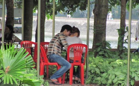 Tức mắt những hình ảnh yêu quá lố của giới trẻ Việt