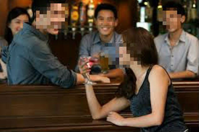 Khó xử vì bạn của chồng cứ tìm cách tán tỉnh tôi Khó xử vì bạn của chồng cứ tìm cách tán tỉnh tôi