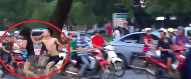 Bức xúc nam thanh niên đánh bạn gái dã man gây tắc đường Bức xúc nam thanh niên đánh bạn gái dã man gây tắc đường