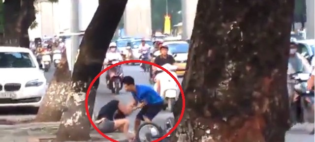 Bức xúc nam thanh niên đánh bạn gái dã man gây tắc đường Bức xúc nam thanh niên đánh bạn gái dã man gây tắc đường