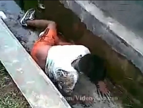 Nam thanh niên lao thẳng xuống cống vì bốc đầu xe máy