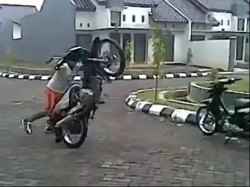 Nam thanh niên lao thẳng xuống cống vì bốc đầu xe máy