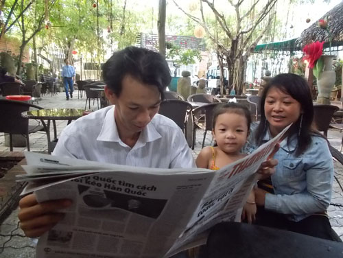 Chàng trai khuyết tật ôm biển đi tìm vợ gây xôn xao dân mạng