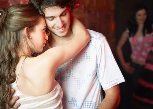 Chồng đá nhân tình rồi quay sang sàm sỡ em vợ