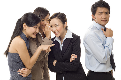 Bị đồng nghiệp nói xấu sau lưng phải làm sao?