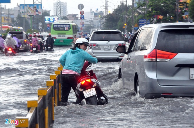 Đường phố Sài Gòn thành sông, giao thông tê liệt