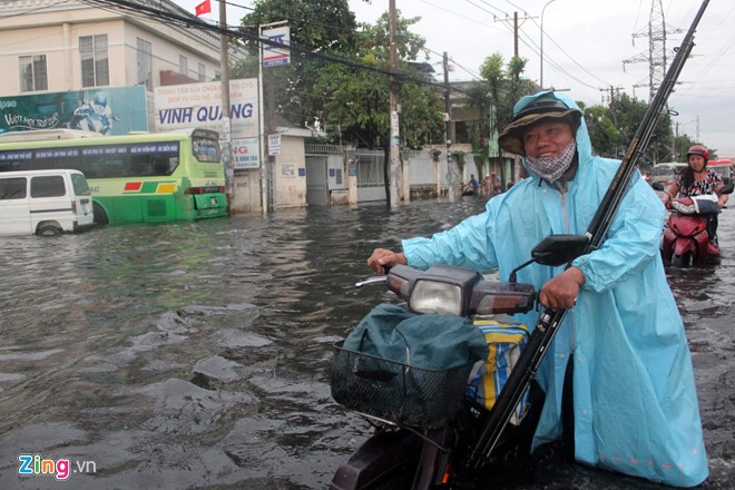 Đường phố Sài Gòn thành sông, giao thông tê liệt