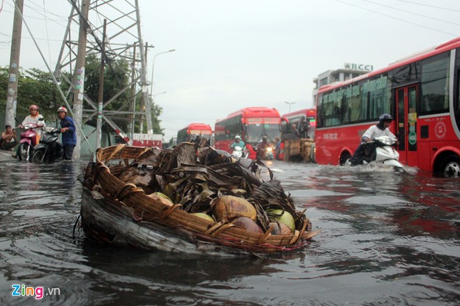 Đường phố Sài Gòn thành sông, giao thông tê liệt