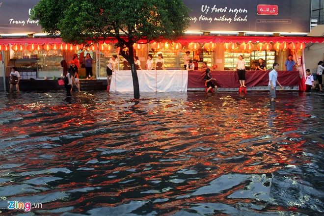 Đường phố Sài Gòn thành sông, giao thông tê liệt