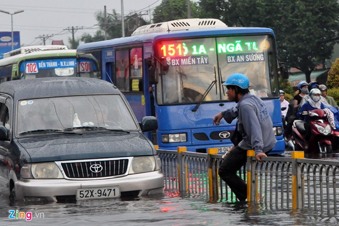 Đường phố Sài Gòn thành sông, giao thông tê liệt