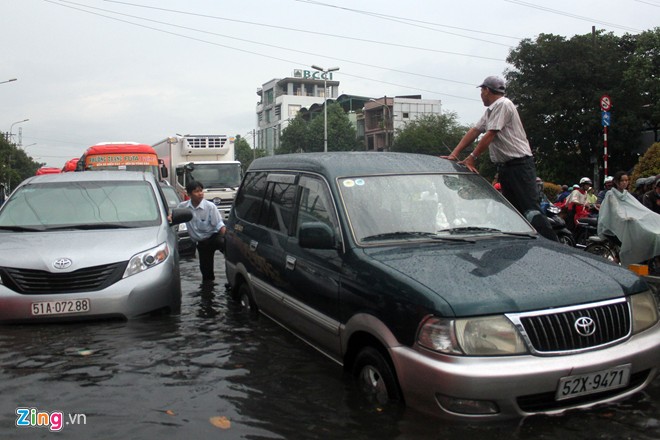 Đường phố Sài Gòn thành sông, giao thông tê liệt