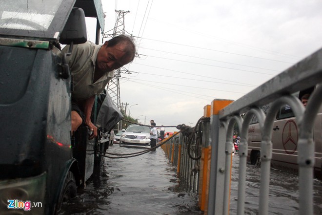 Đường phố Sài Gòn thành sông, giao thông tê liệt