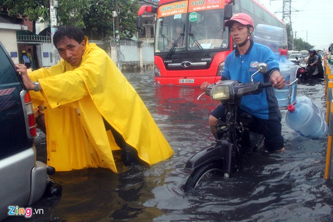 Đường phố Sài Gòn thành sông, giao thông tê liệt