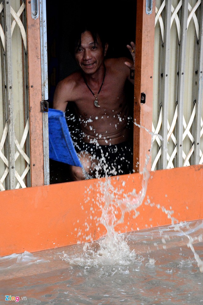 Đường phố Sài Gòn thành sông, giao thông tê liệt