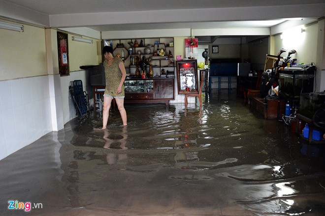 Đường phố Sài Gòn thành sông, giao thông tê liệt