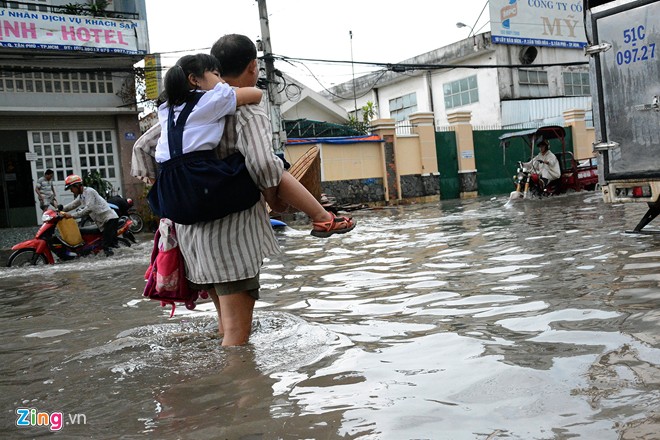 Đường phố Sài Gòn thành sông, giao thông tê liệt