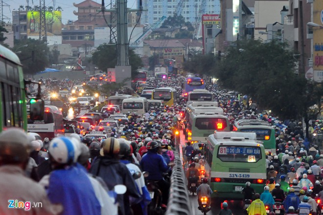 Đường phố Sài Gòn thành sông, giao thông tê liệt