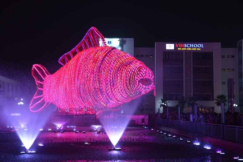 Cận ảnh “Tuyệt phẩm Ánh sáng” hình cá chép tại VMM Times City