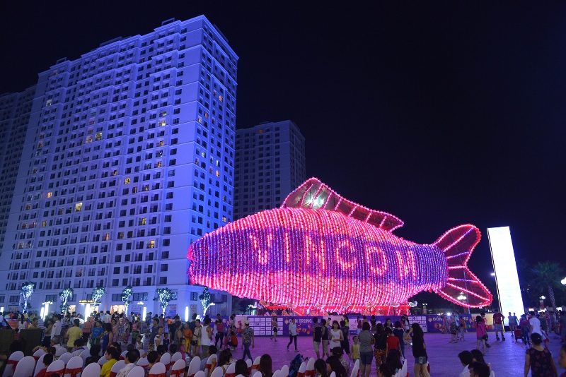 Cận ảnh “Tuyệt phẩm Ánh sáng” hình cá chép tại VMM Times City