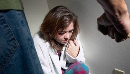 Chồng đánh vợ sảy thai, mẹ chồng không thương đuổi trả về ngoại Chồng đánh vợ sảy thai, mẹ chồng không thương đuổi trả về ngoại