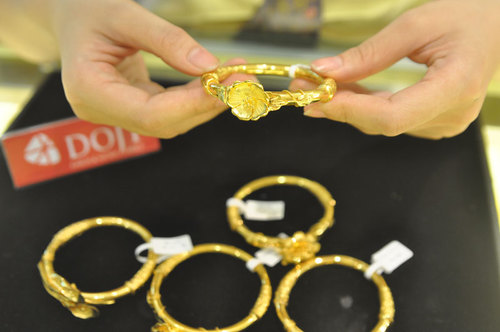 Giá vàng hôm nay ngày 10/10: Giá vàng thế giới tiếp tục tăng cao