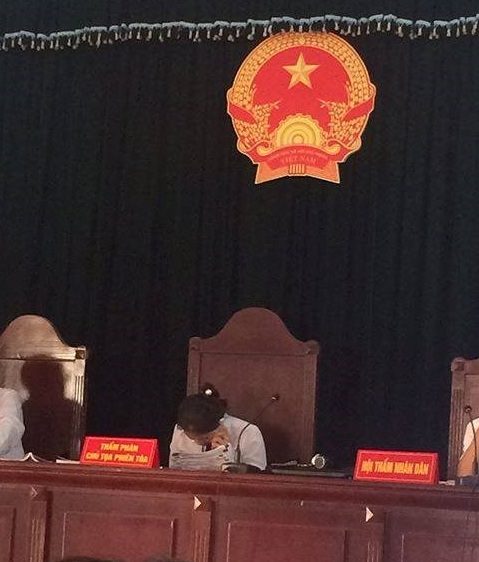 Thẩm phán vừa buôn điện thoại vì con trai đang nằm viện