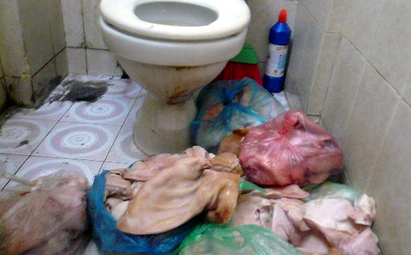 Rùng rợn nguyên liệu làm nem tai vứt cạnh bồn cầu