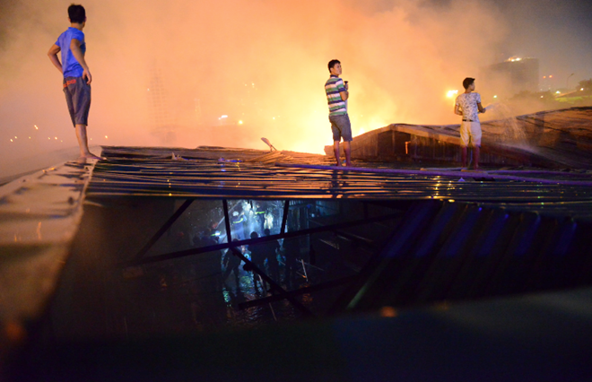 Chân đất, mình trần liều lĩnh dập lửa sát Keangnam Chân đất, mình trần liều lĩnh dập lửa sát Keangnam