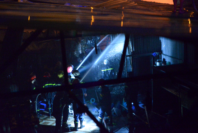 Chân đất, mình trần liều lĩnh dập lửa sát Keangnam Chân đất, mình trần liều lĩnh dập lửa sát Keangnam