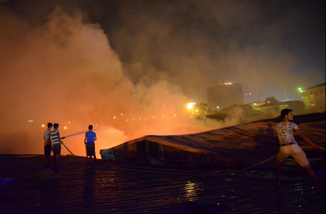 Chân đất, mình trần liều lĩnh dập lửa sát Keangnam Chân đất, mình trần liều lĩnh dập lửa sát Keangnam