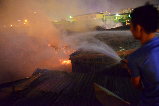 Chân đất, mình trần liều lĩnh dập lửa sát Keangnam Chân đất, mình trần liều lĩnh dập lửa sát Keangnam