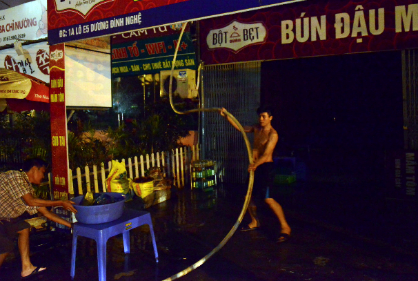 Chân đất, mình trần liều lĩnh dập lửa sát Keangnam Chân đất, mình trần liều lĩnh dập lửa sát Keangnam