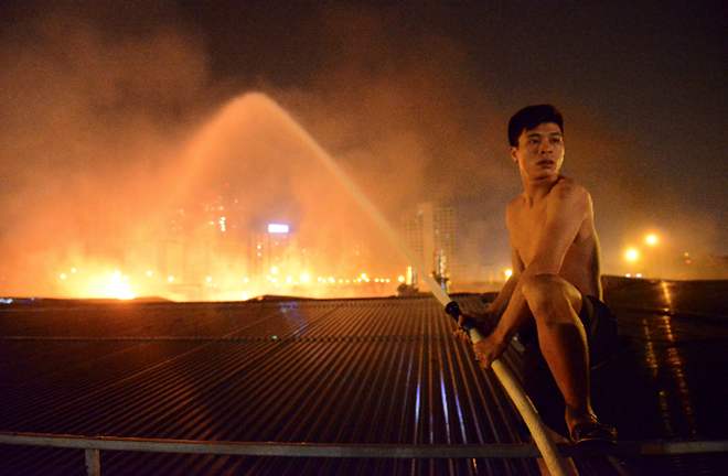 Chân đất, mình trần liều lĩnh dập lửa sát Keangnam Chân đất, mình trần liều lĩnh dập lửa sát Keangnam