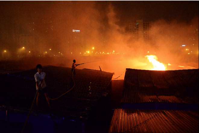 Chân đất, mình trần liều lĩnh dập lửa sát Keangnam Chân đất, mình trần liều lĩnh dập lửa sát Keangnam