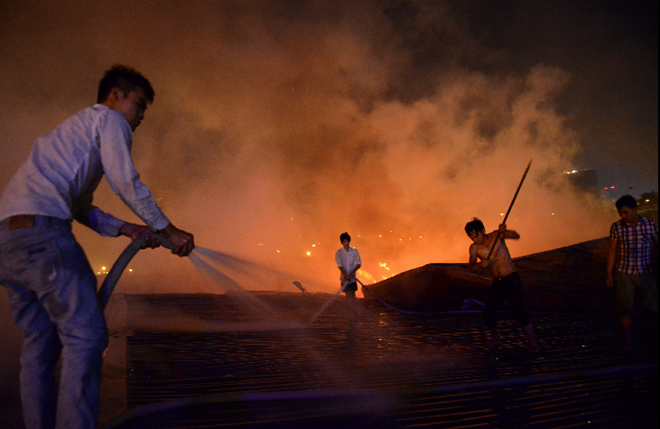 Chân đất, mình trần liều lĩnh dập lửa sát Keangnam Chân đất, mình trần liều lĩnh dập lửa sát Keangnam