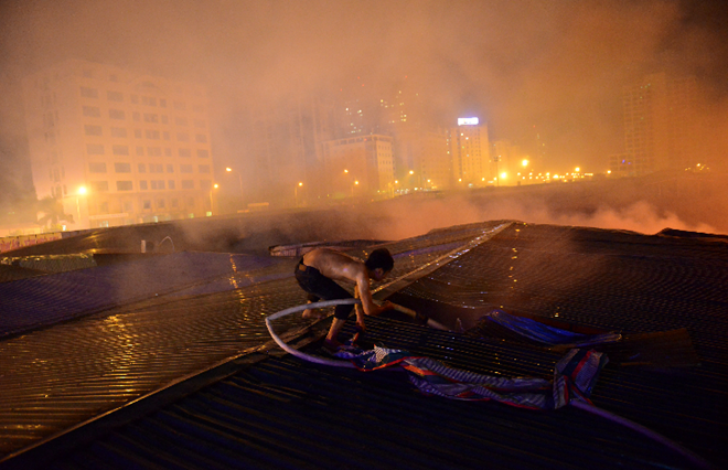 Chân đất, mình trần liều lĩnh dập lửa sát Keangnam Chân đất, mình trần liều lĩnh dập lửa sát Keangnam
