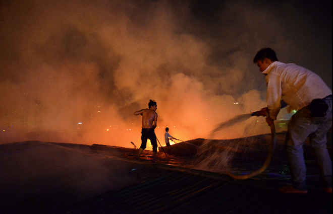 Chân đất, mình trần liều lĩnh dập lửa sát Keangnam Chân đất, mình trần liều lĩnh dập lửa sát Keangnam