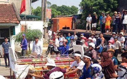 Vụ treo cổ trong nhà giam: Mang quan tài vây trụ sở công an Vụ treo cổ trong nhà giam: Mang quan tài vây trụ sở công an