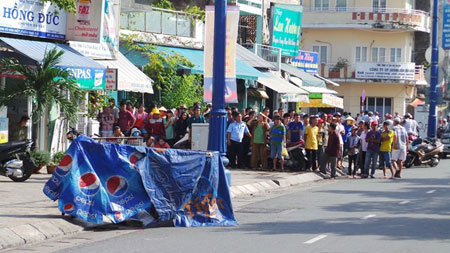 Người dân kể lại thời điểm phát hiện thi thể bị chặt làm 3 Người dân kể lại thời điểm phát hiện thi thể bị chặt làm 3