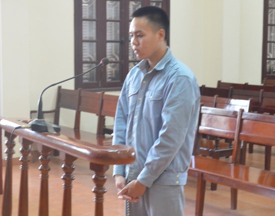 Nhặt bao cao su, cô gái mang đi tố cáo hai kẻ đồi bại