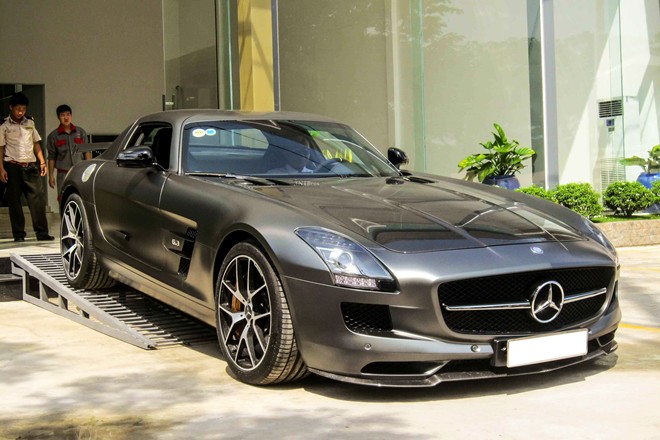 Ngắm siêu xe Mercedes Benz SLS AMG 14 tỷ của nhà chồng Hà Tăng 