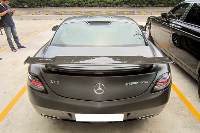 Ngắm siêu xe Mercedes Benz SLS AMG 14 tỷ của nhà chồng Hà Tăng 