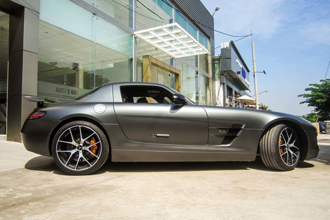 Ngắm siêu xe Mercedes Benz SLS AMG 14 tỷ của nhà chồng Hà Tăng 