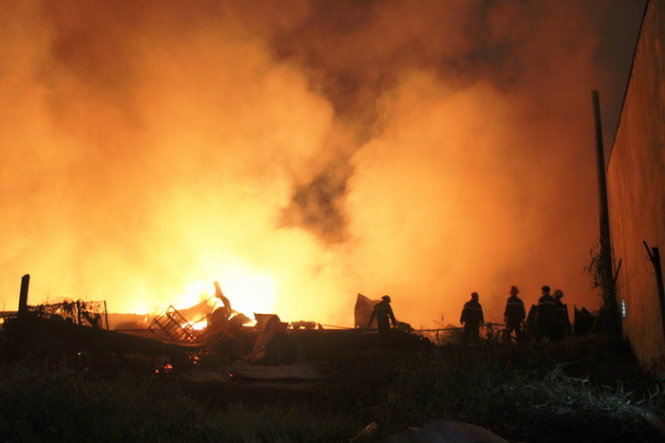 TP.HCM: Vựa phế liệu 1.000 m2 cháy lớn, dân khuân đồ bỏ chạy