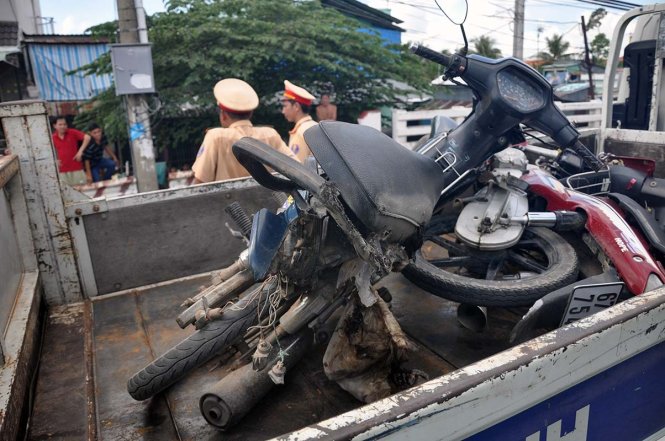 Xe trộn bê tông cán chết sản phụ, bé sơ sinh văng ra ngoài Xe trộn bê tông cán chết sản phụ, bé sơ sinh văng ra ngoài