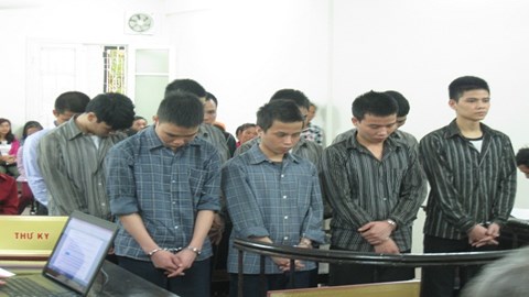 Cụt cả 2 tay vẫn cùng đồng bọn hiếp dâm tập thể thiếu nữ 15 tuổi Cụt cả 2 tay vẫn cùng đồng bọn hiếp dâm tập thể thiếu nữ 15 tuổi