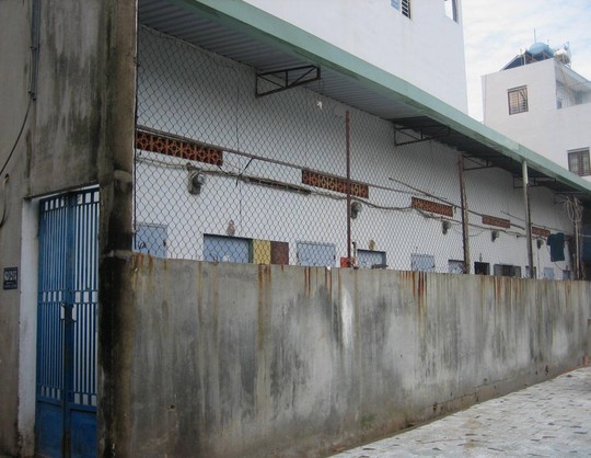 Kinh hoàng con trai phát hiện bố chết gục đầu trong sọt rác Kinh hoàng con trai phát hiện bố chết gục đầu trong sọt rác