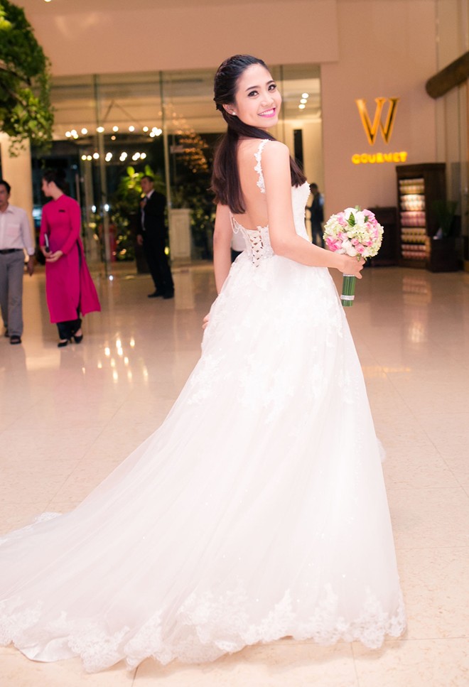 Chồng doanh nhân hôn đắm đuối Ninh Hoàng Ngân trong lễ cưới Chồng doanh nhân hôn đắm đuối Ninh Hoàng Ngân trong lễ cưới